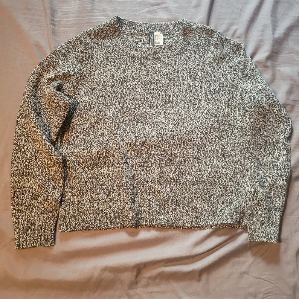 🟣Black & white sweater